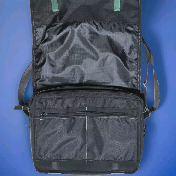 Targus Unofficial Messenger Case fits 16 inch Laptop Colors Black & Green - Picture 3 of 15